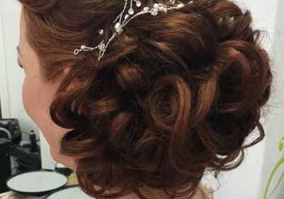 Hochsteckfrisur Dutt mit Locken und Schmuck für Hochzeit, Braun-rötliche Haare