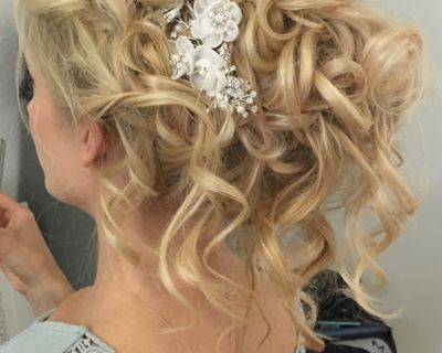 Blonde Hochsteckfrisur mit Locken und Schmuck für Hochzeit