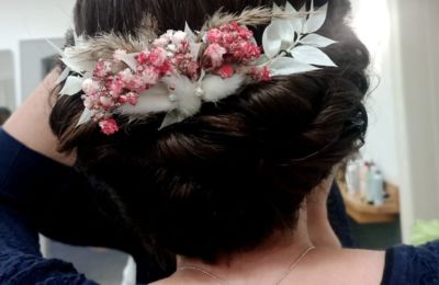 Hochsteckfrisur Dutt mit Blumenschmuck für Hochzeit, Schwarze Haare