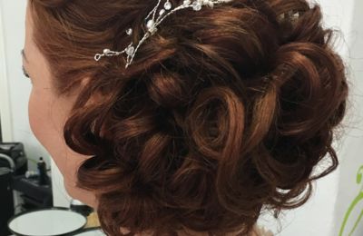 Hochsteckfrisur Dutt mit Locken und Schmuck für Hochzeit, Braun-rötliche Haare