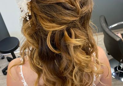Offene Frisur mit Locken und Blumen für Hochzeit, Blonde Haare