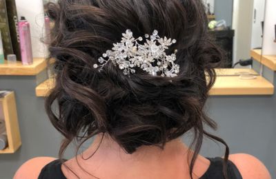 Hochsteckfrisur Dutt mit Locken und Schmuck für Hochzeit, Braun-schwarze Haare