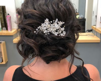 Hochsteckfrisur Dutt mit Locken und Schmuck für Hochzeit, Braun-schwarze Haare