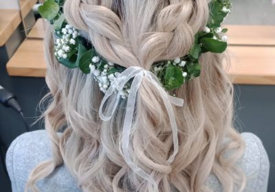 Offene Frisur mit Locken und Blumenkranz für Hochzeit, Blonde Haare