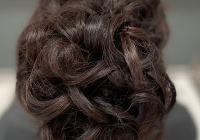 Hochsteckfrisur Dutt mit Locken für Hochzeit, Braune Haare