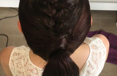 Hochsteckfrisur mit geflochtenem Zopf für Hochzeit, Dunkle glatte Haare