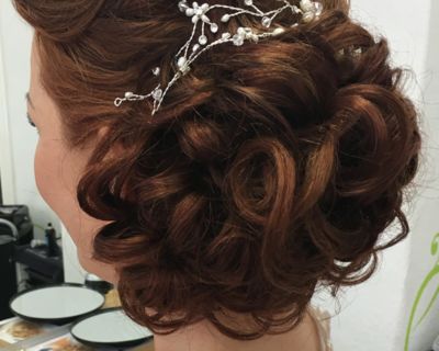Hochsteckfrisur Dutt mit Locken und Schmuck für Hochzeit, Braun-rötliche Haare