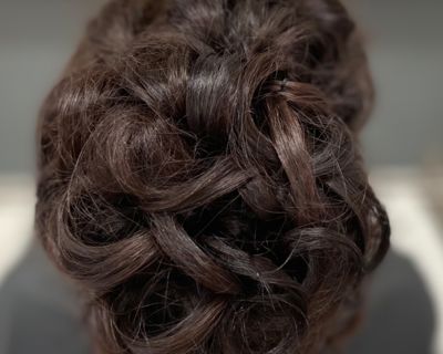 Hochsteckfrisur Dutt mit Locken für Hochzeit, Braune Haare