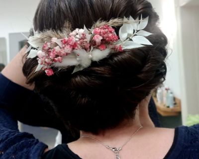 Hochsteckfrisur Dutt mit Blumenschmuck für Hochzeit, Schwarze Haare