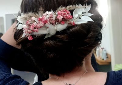 Hochsteckfrisur Dutt mit Blumenschmuck für Hochzeit, Schwarze Haare
