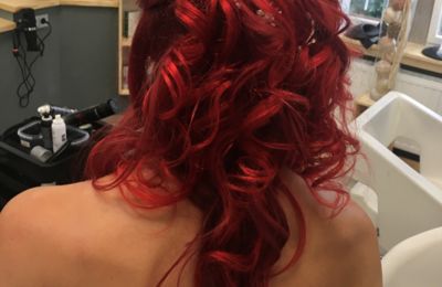Halboffene Hochsteckfrisur mit Locken und Schmuck für Hochzeit, Rote Haare