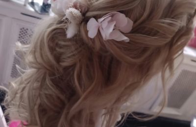 Halboffene Hochsteckfrisur mit Locken und Blumen für Hochzeit, Blonde Haare