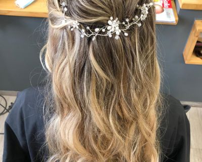 Offene Frisur mit Locken und Schmuck für Hochzeit, Blonde Haare