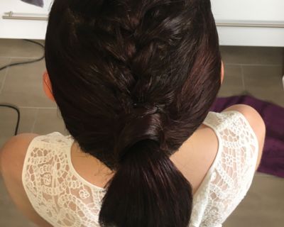 Hochsteckfrisur mit geflochtenem Zopf für Hochzeit, Dunkle glatte Haare