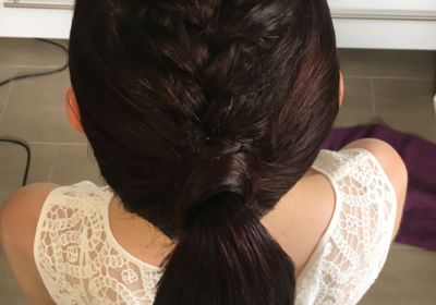 Hochsteckfrisur mit geflochtenem Zopf für Hochzeit, Dunkle glatte Haare