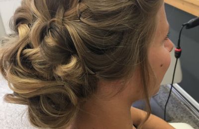 Schlichte lockige Hochsteckfrisur für Hochzeit, Braun-blonde Haare