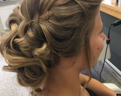 Schlichte lockige Hochsteckfrisur für Hochzeit, Braun-blonde Haare