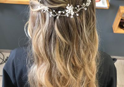 Offene Frisur mit Locken und Schmuck für Hochzeit, Blonde Haare