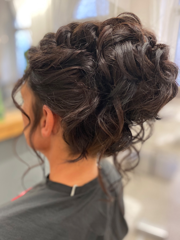 Brautfrisur von Friseursalon madoo Plauen Hochsteckfrisur Dutt mit Locken für Hochzeit, Schwarz-braune Haare