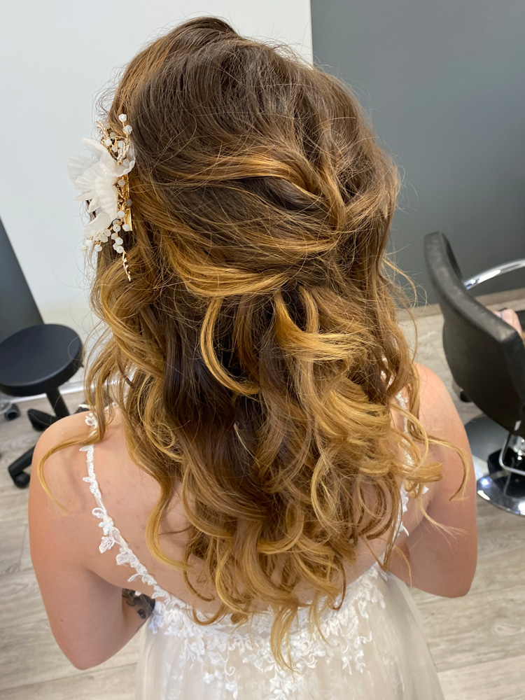 Brautfrisur von Friseursalon madoo Plauen Offene Frisur mit Locken und Blumen für Hochzeit, Blonde Haare